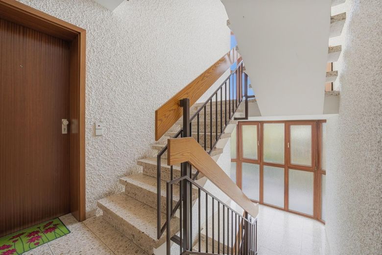 Renovierte 2,5-Zimmer-Wohnung mit Balkon, Einbauküche und Tiefgaragenstellplatz in Ostfildern – Treppenhaus