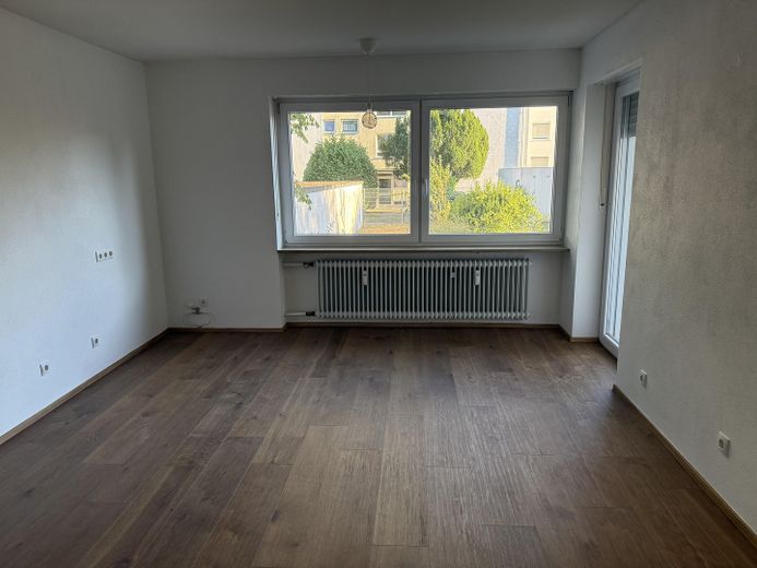 Власний сад площею 314 м²: відремонтована 4-кімнатна квартира у власності з 2 балконами, без комісії – Wohnzimmer