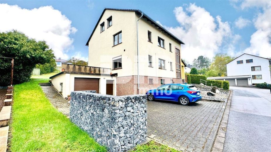 Umfangreich teilsaniertes Dreifamilienhaus mit Garage + PV Anlage und großem Garten – Seitenansicht Stellplätze / Garage