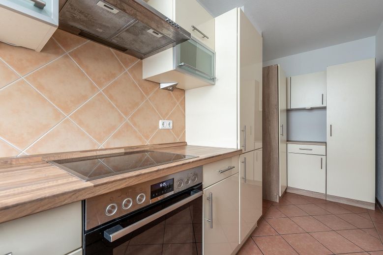 Zentrales und energieeffizientes Townhouse mit Tiefgarage und Keller – Küche rechts