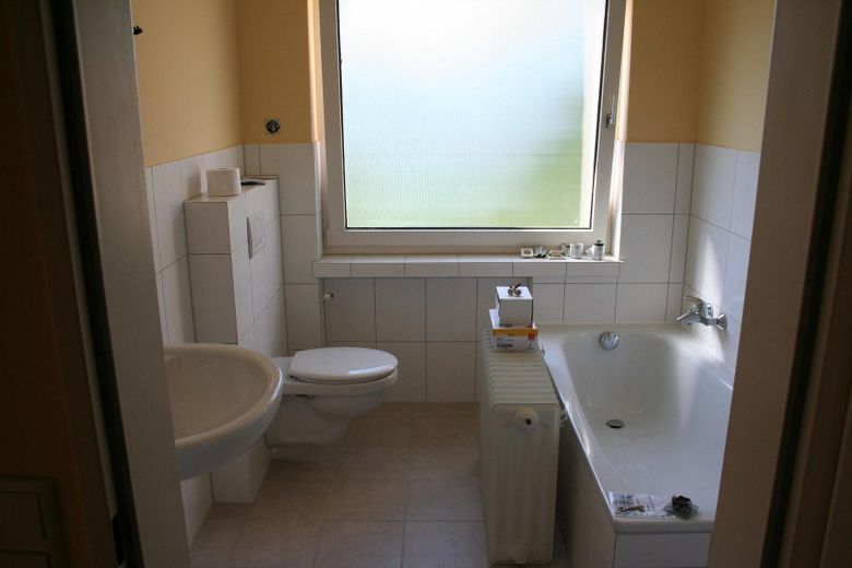 Bad mit Dusche und Wanne