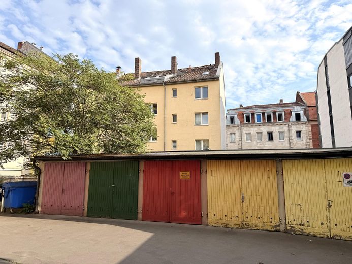 Einzigartiges Dachgeschoss +++ PROVISIONSFREI +++ 4 Zimmer, offene Balken & viel Tageslicht + Garage – Garage in Parallelstraße