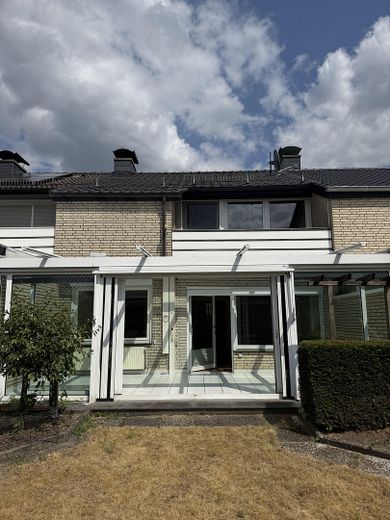 Familienidyll mit Wintergarten in der Dodesheide – Hinteransicht Haus