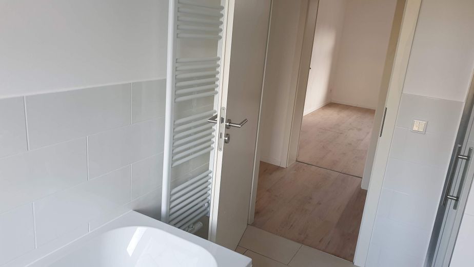 Attraktive, sanierte 75 m² Wohnung (Zweitbezug) mit Tageslichtbad und offener Wohnküche in Köthen – Heizung Bad