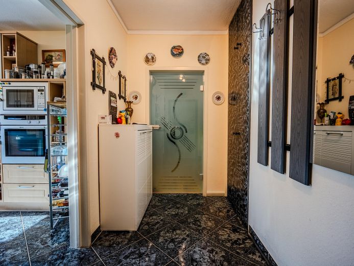 104 m² Wohnkomfort in ruhiger Lage – 3 Zimmer, Balkon & Stellplatz – Flur-1