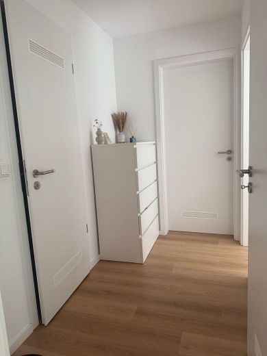 Renovated 3-room apartment with fitted kitchen and south-facing loggia in Kirchdornberg – Flur Schlafbereich