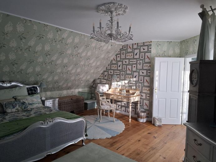 grosses, helles Schlafzimmer