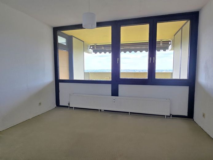 Hochheim Skyline:
3-Zimmer; 96 m²; überdachte Terrasse; toller Fernblick; seniorengeeignet! – "Balkonzimmer"