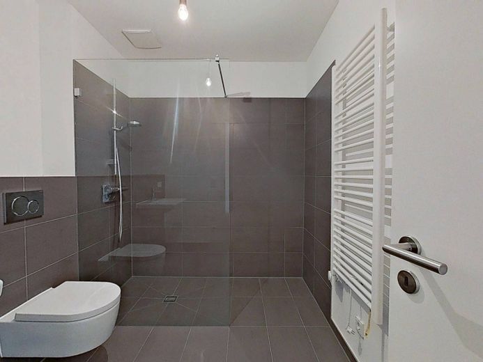 Confort residencial de categoría en una ubicación tranquila: Amplio piso nuevo de 3 habitaciones con terraza soleada y cocina equipada – Ansicht I: Bad