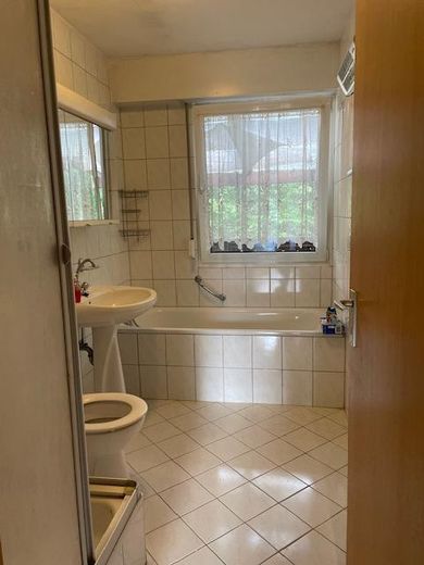 Casa unifamiliare in prefabbricato con 2 appartamenti accessori – Wohnung EG Bad