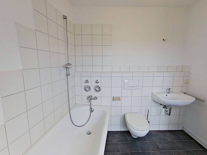 Luminoso monolocale con cucina componibile e bagno con vasca vicino al centro – Ansicht I: Bad