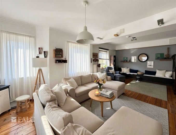 11 Zimmer, großer Garten und viel Potenzial - Haus mit Charakter – Wohnzimmer - (KI generiert)