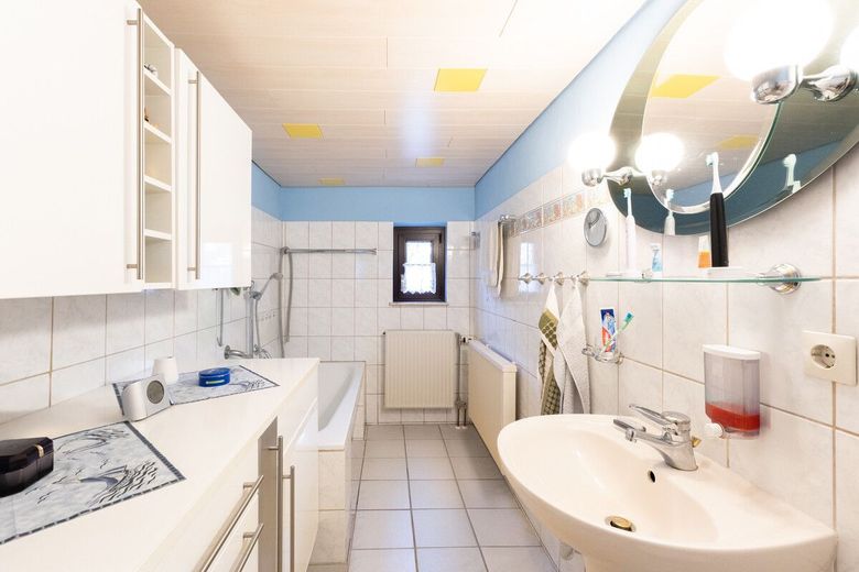 Idyllisches Waldidyll: Sauna, Wintergarten, riesigem Gartenparadies! – Wannenbad