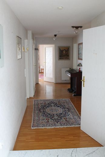 Sehr gepflegtes 4-Familien-Wohnhaus mit großem Gartengrundstück in Top Wohnlage von CR – OG Flur