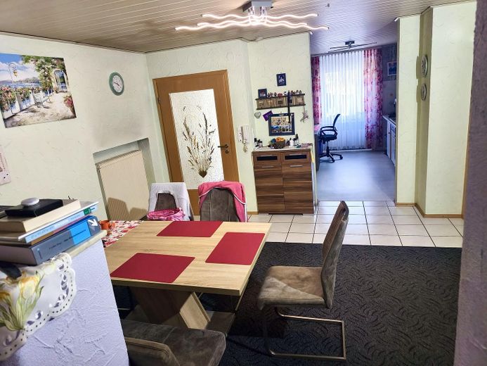 Örtülü teraslı, koi havuzlu bahçeli, garajlı ve park yeri bulunan güzel 5 odalı mutfaklı banyo/WC’li daire – aidat yok – Ess-/Wohnbereich