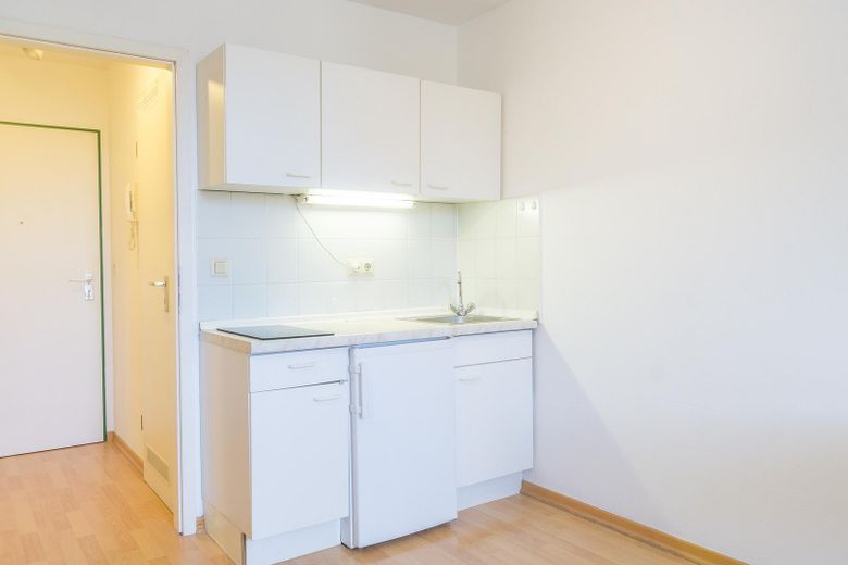 Lista para entrar a vivir o una excelente inversión: apartamento luminoso en una ubicación céntrica – Wohnküche mit Einbauküche