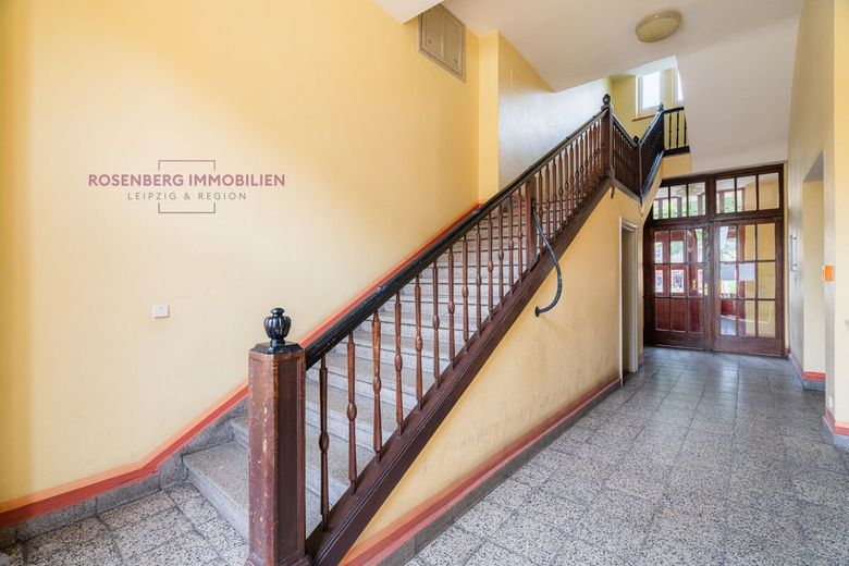 *bezugsfrei* Denkmalgeschützte 3-Zimmer-Wohnung mit Balkon an der Karl-Marx-Allee – Immobilie in Berlin zu verkaufen_3-Raum_Treppenhaus
