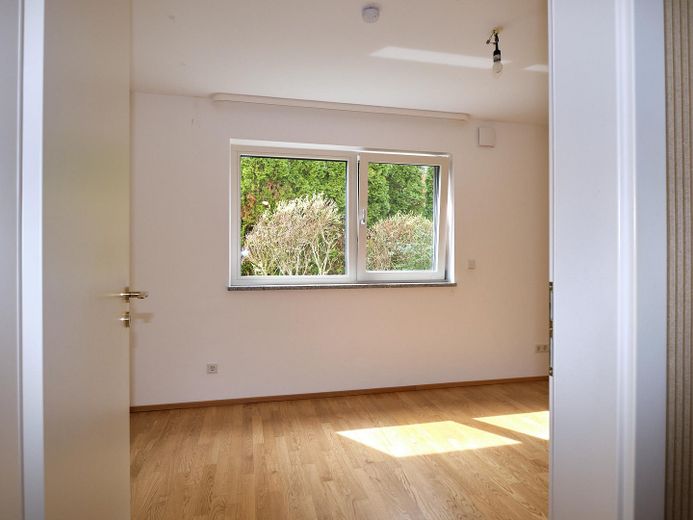 *PROVISIONSFREI* Hochwertige Erdgeschoss-Terrassenwohnung in Bestlage Maxhofstraße - Fürstenried – Behagliches Schlafzimmer