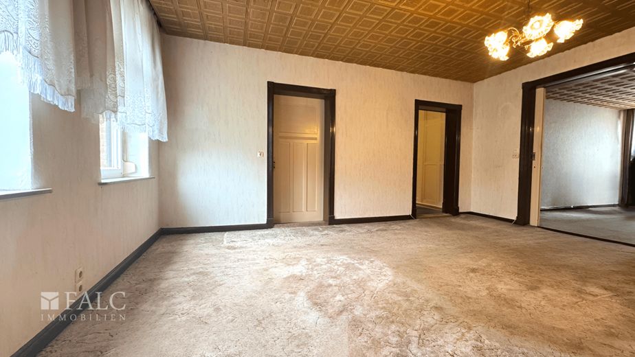 Großes Landhaus mit Einliegerwohnung, Stallungen, Koppeln &amp; Flusszugang auf 6.640 m² Traumgrundstück – Wohnzimmer mit angrenzendem Esszimmer