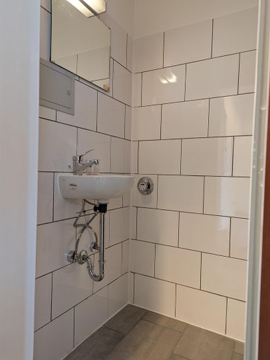 ##Exklusives Laden-/Bürolokal (56 m²)# in Germering: Top-Frequenzlage am "Kleinen Stachus" – neue Sanitäranlagen