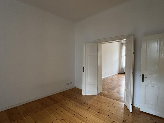 Wunderschöne 4-Zimmer-Altbauwohnung mit Garten in Wilmersdorf, nahe Rüdesheimer Platz – Durchgang hinten rechts/vorn