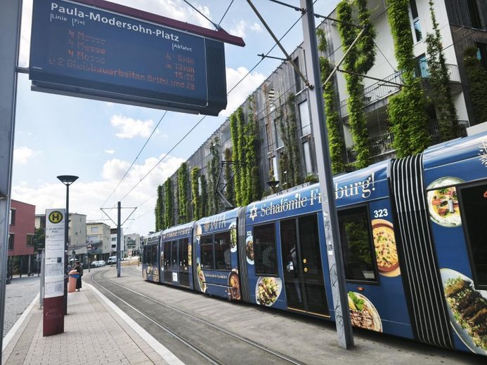 Appartamento per famiglie di rara bellezza – balcone esposto a sud-ovest, 2 bagni e posizione tranquilla di prim’ordine a Freiburg-Vauban – Straßenbahn Anschluss Vauban 