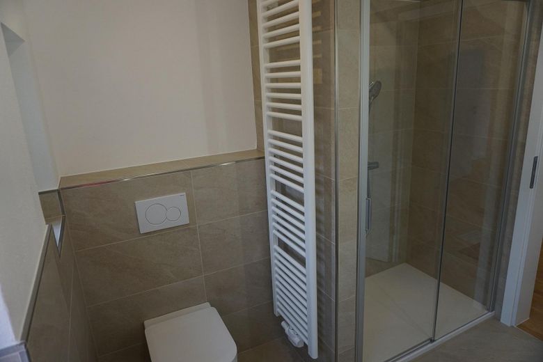Top sanierte 3-Zi-ETW, bestens vermietet, perfekte Lage zur Uni, für Kapitalanleger! – Rainshower-Dusche, Handtuch-HK