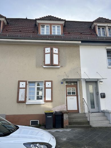 Reihenmittelhaus mit Altbaucharakter und Garten in LU-Mundenheim – Vorderansicht 