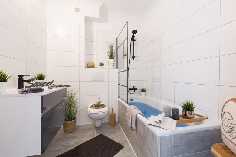 Bezugsfreie, renovierte 2-Zimmer-Wohnung mit Balkon und offener Wohnküche – Bad