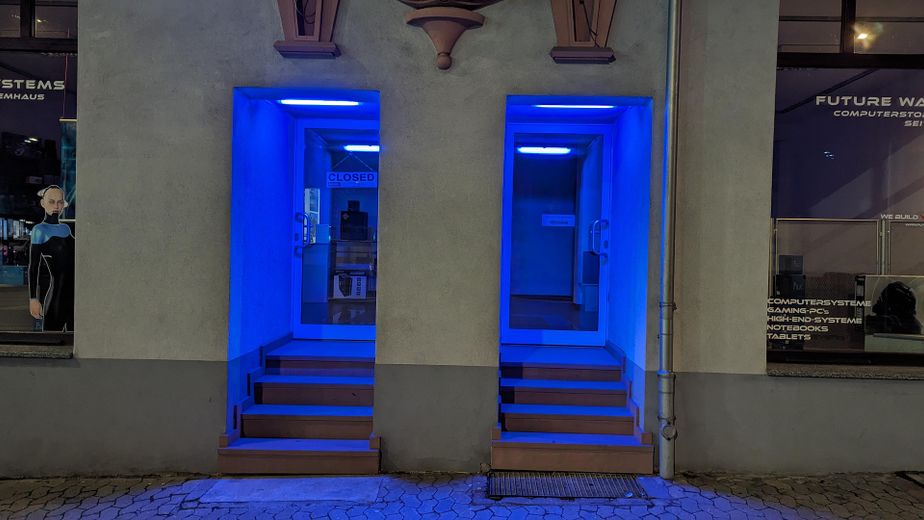 Eingang Vorne bei Nacht