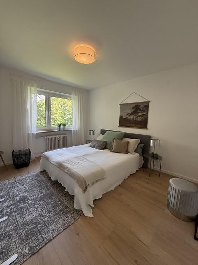 Provisionsfrei / Kernsanierte 3-Zimmer Wohnung in Wiesbaden-Schierstein mit Balkon & Stellplatz – Schlafzimmer