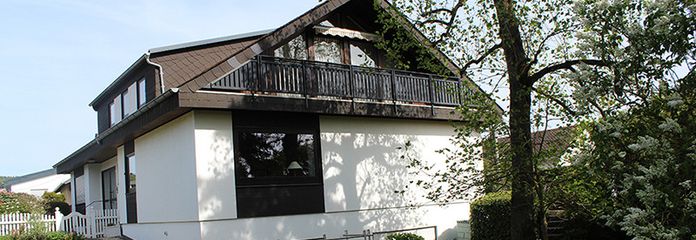 Zweifamilien-Wohnhaus in der Kleinstadt Leun im Lahn-Dill-Kreis. Der Kaufpreis ist verhandelbar. – Hausansicht von Nordwesten