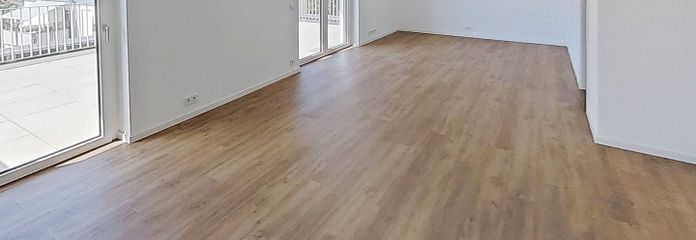 Penthouse hissi: Güneşli teraslı geniş 2 odalı daire – Ansicht I: Wohn- und Esszimmer