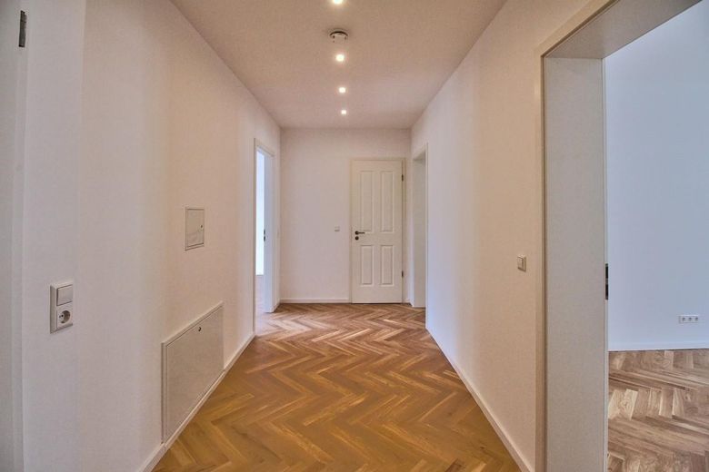 Appartamento di alta qualità, ristrutturato, con 3 locali, cucina componibile di lusso, terrazza e area giardino – Foto 12