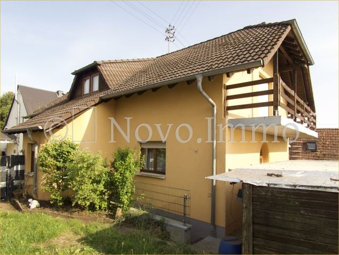 Novo.Immo | Großzügiges Einfamilienhaus mit neuer Wohnküche, Kamin und Blick ins Grüne – Foto 1