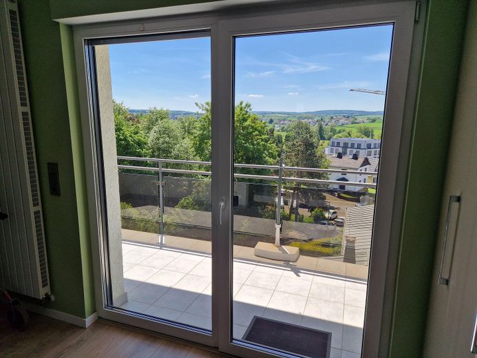 3-Zimmer Penthouse-Wohnung barrierefrei mit  Balkon, Terrasse und Loggia in Bad Camberg – Fernsicht aus Schlafzimmer