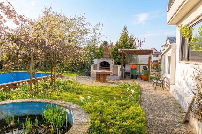 Freistehendes Zweifamilienhaus mit Pool und gewachsenem Garten – traumhafter Garten...
