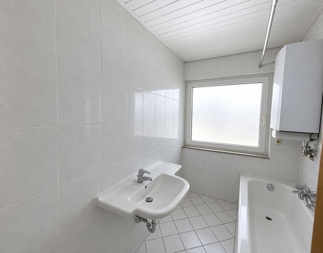 ¡Apartamento de 4 habitaciones en el corazón de Illingen! – Badezimmer