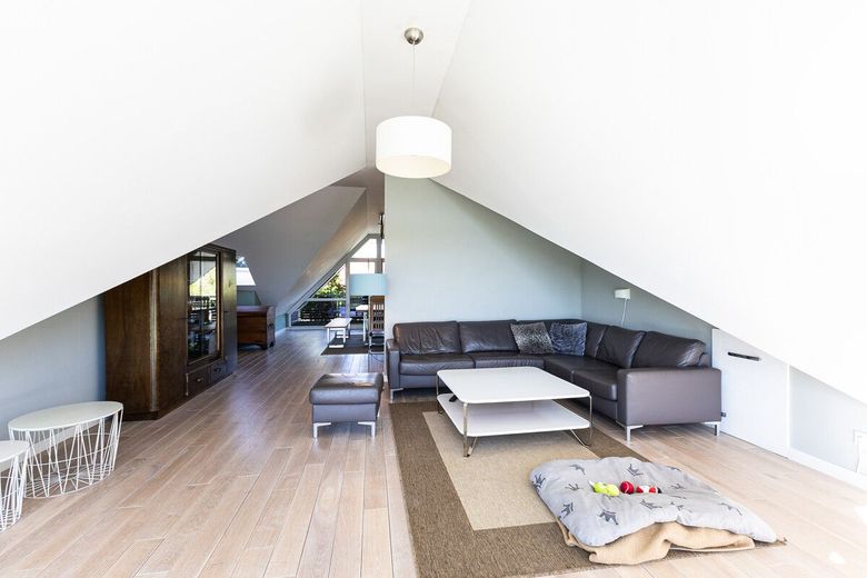 Landidylle meets Design: Perfektes 2-FH für die große Familie in Hanglage – Whg. 2 Wohnzimmer