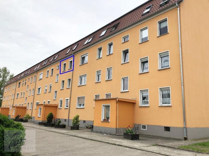 ***AB SOFORT ZU VERKAUFEN*** 1-Raumwohnung mit großzügigem Balkon, Einbauküche und Tageslichtbad mit Dusche – Außenansicht Immobilie straßenseitig