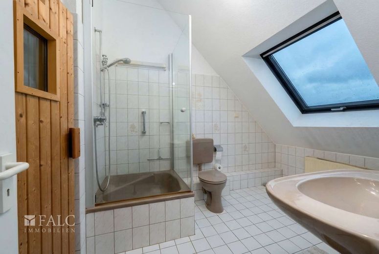 Helle Maisonette-Wohnung mit Terrasse, Fußbodenheizung und eigenem Saunaraum – Badezimmer