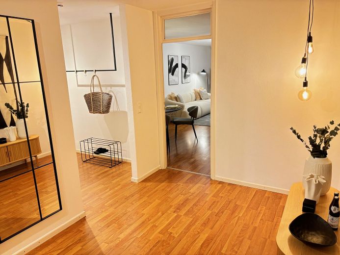 Zentrale Wohnung direkt an der LMU | Maxvorstadt | Perfekt für Familie oder WG (>3,8%) – Heller Eingangsraum