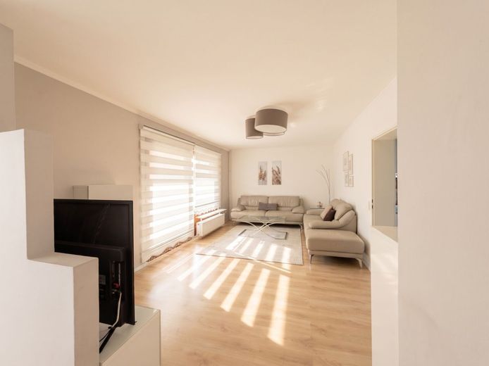 Gemütliches Reihenhaus mit Garten in Lentföhrden - Ein Familientraum in herausragendem Zustand – Blick ins Wohnzimmer