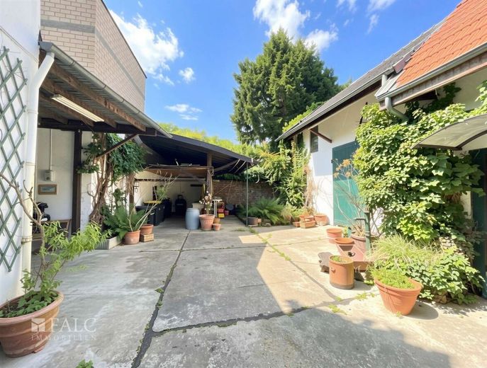 Seltene Gelegenheit: Großzügiges Mehrgenerationenhaus zum nahezu Bodenwertpreis! – Innenhof