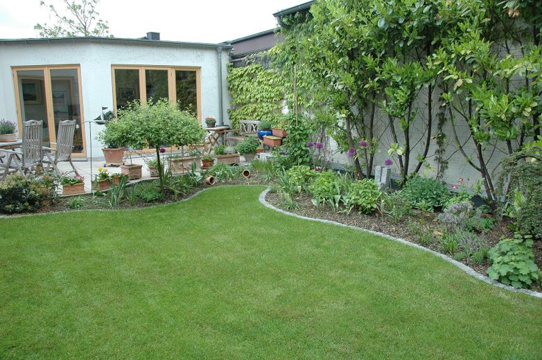 Garten, Blick zum Anbau 