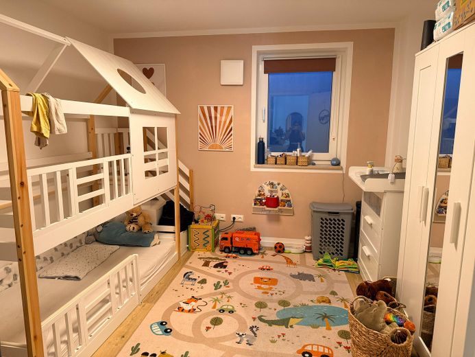Ogród marzeń w nowym budownictwie: ekskluzywne 3-pokojowe mieszkanie na parterze z ogromnym prywatnym ogrodem i kuchnią – Kinderzimmer / Arbeitszimmer