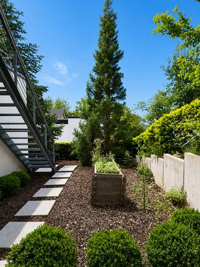 Casa unifamiliare indipendente in una posizione speciale ai margini dei campi, con ampie superfici terrazzate – Gartenbereich vor Gästezimmer
