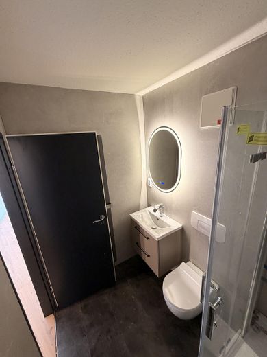 renovierte 2 Raum Wohnung mit Klima, EBK und TG Stellplatz – Bad
