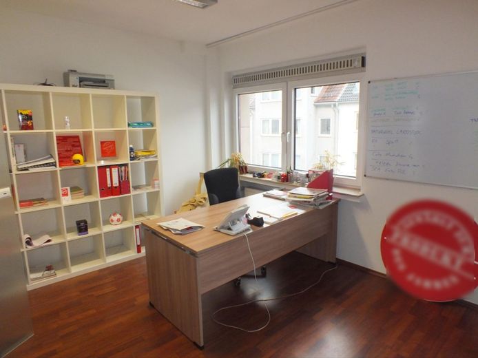 Kleines Büro mit Balkon mitten in City – Büro