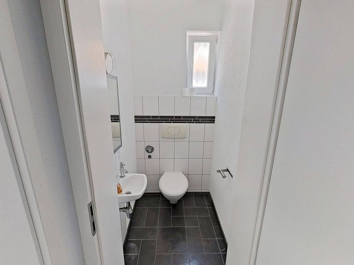 ŞÖMİNE, ankastre mutfak ve BALKONLU modernize edilmiş 2 odalı eski bina dairesi – Separates WC
